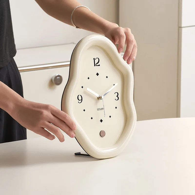 FLUID FORM CLOCK